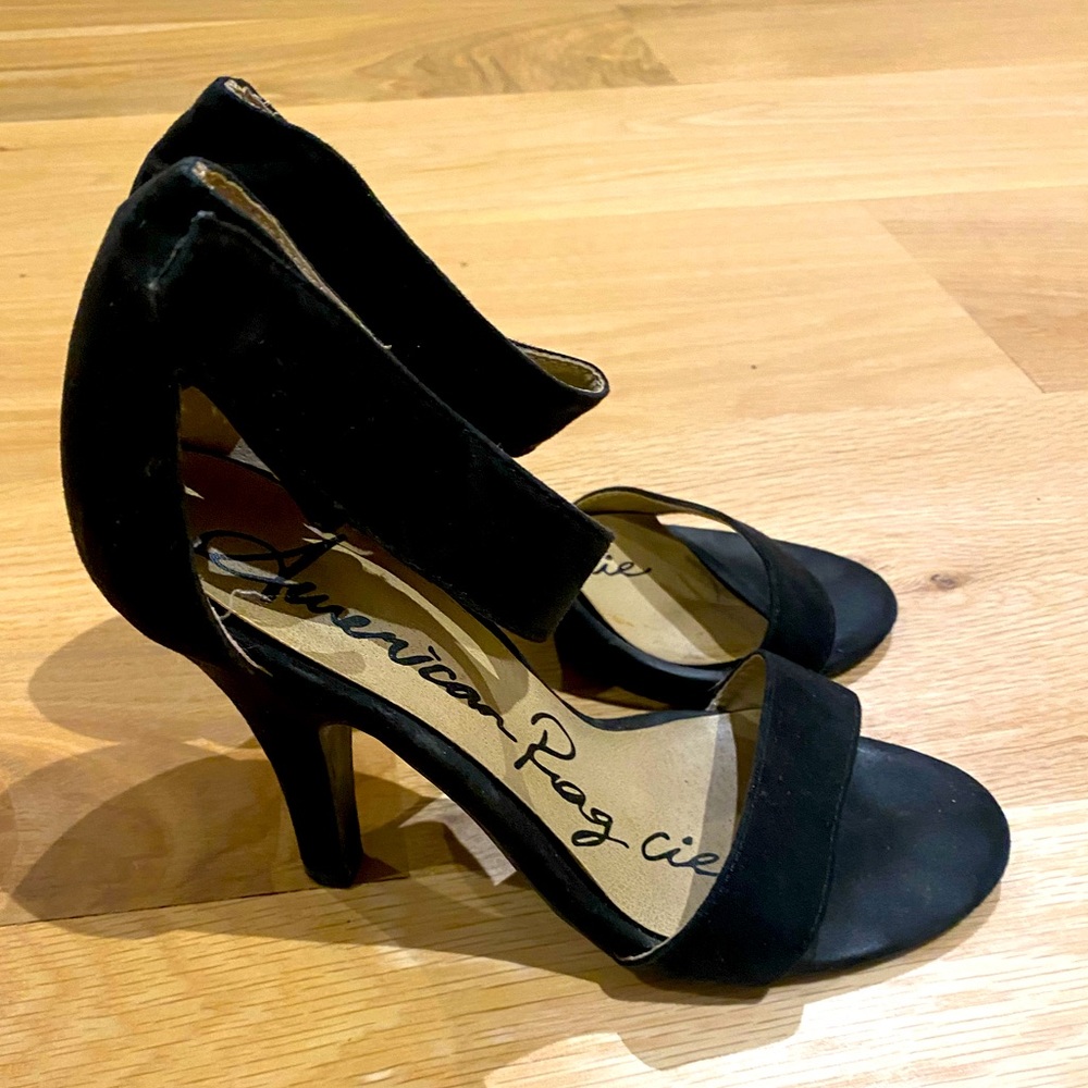 LIKE NEW AMERICAN RAG HEELS 👠